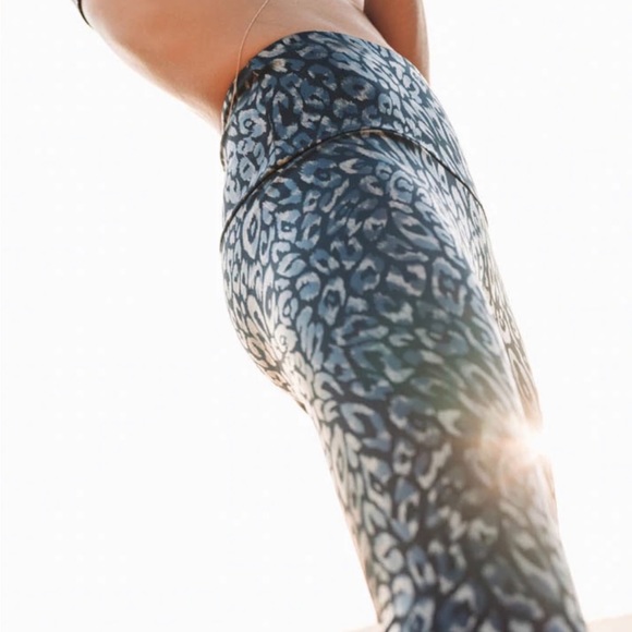 Onzie Metallic Leopard Legging - Picture 4 of 6